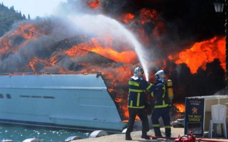 Παρανάλωμα του πυρός θαλαμηγός και ιστιοπλοϊκό στη Λευκάδα