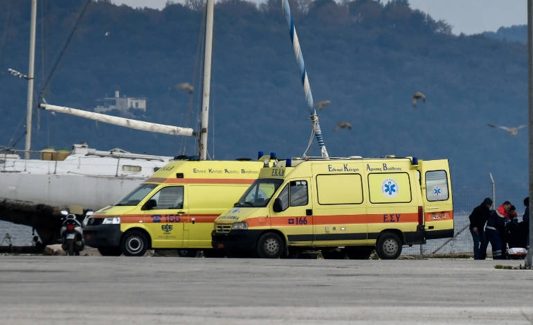 Ασθενοφόρα στο λιμάνι των Παξων περιμένουν διασωθεντες και θύματα του πρόσφατου ναυαγίου