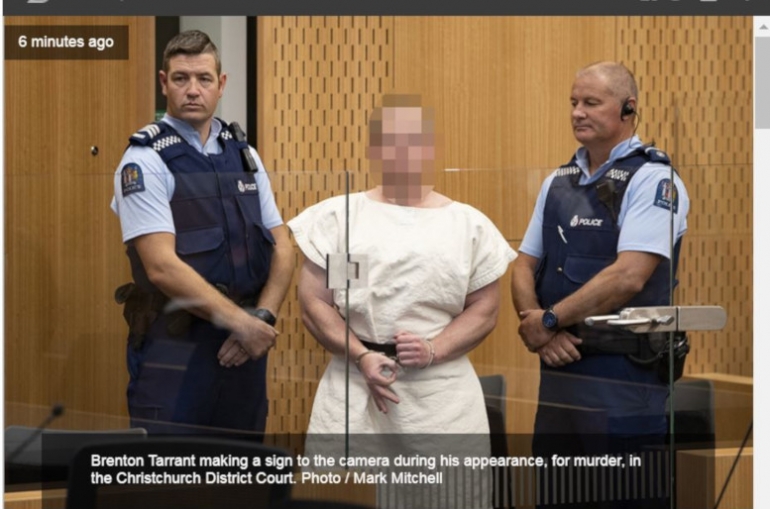 Η στιγμή που οι αστυνομικοί συλλαμβάνουν τον μακελάρη της Νέας Ζηλανδίας (video)
