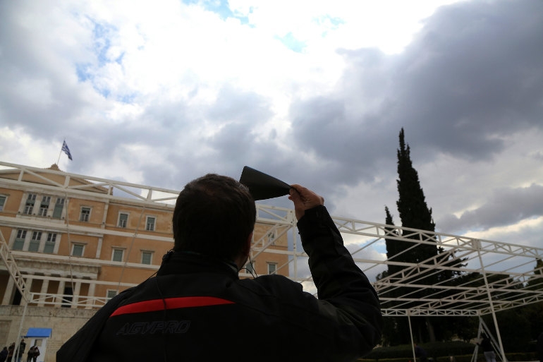 Γκρίζα σύννεφα πάνω από την ελληνική οικονομία