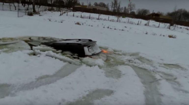 Πως είναι να βουλιάζει ένα Land Cruiser σε παγωμένη λίμνη; (video)