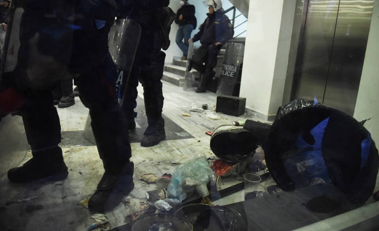 Ματαίωση των πλειστηριασμών εισηγείται το Ειρηνοδικείο Αθηνών ενώ ο ΣΥΡΙΖΑ «αδειάζει» την αστυνομία