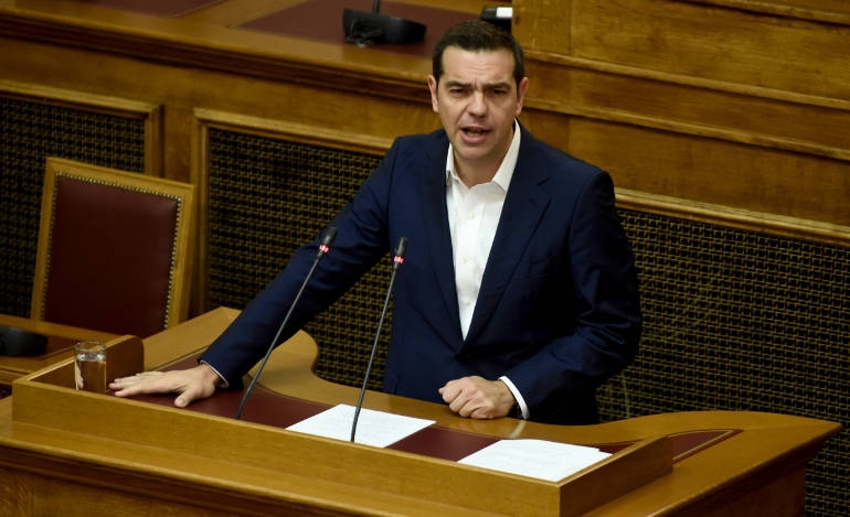 Ο Τσίπρας προσπαθεί να καθησυχάσει τους βουλευτές του ΣΥΡΙΖΑ
