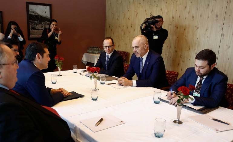 Η συνάντηση των πρωθυπουργών Ελλάδας και Αλβανίας παρουσία και των Υπουργών Εξωτερικών σε μία προσπάθεια να θερμανθούν οι διμερείς σχέσεις στο παγωμένο Νταβός