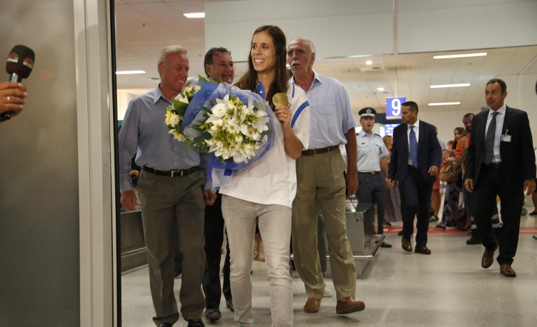 Στην Αθήνα έφτασε η χρυσή ολυμπιονίκης Κατερίνα Στεφανίδη