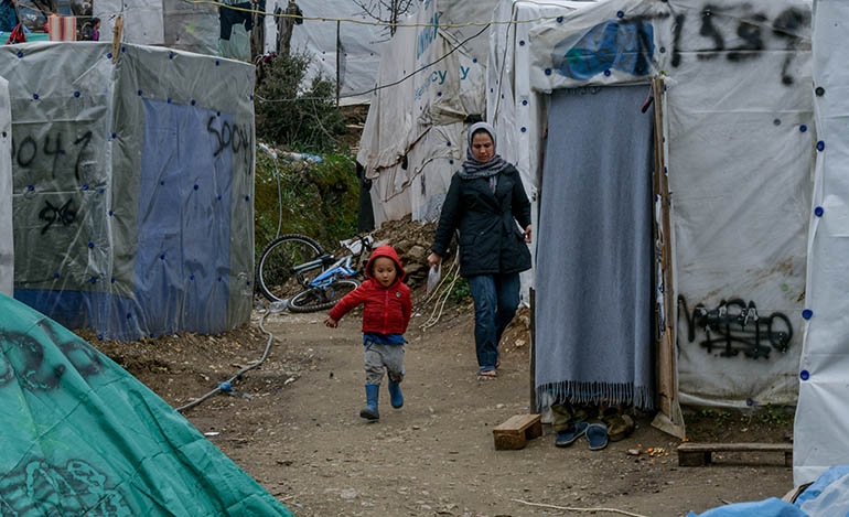 Δέκα χώρες της ΕΕ προσφέρονται να φιλοξενήσουν προσφυγόπουλα