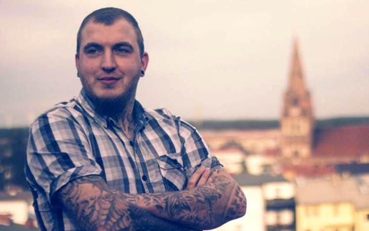 Στη φυλακή ο πολιτικός με το τατουάζ με τις πύλες του Άουσβιτς