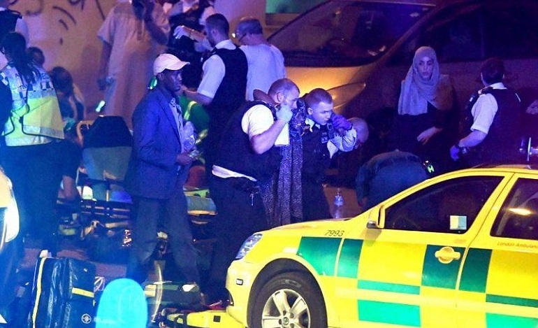 Ρατσιστικό έγκλημα στο Λονδίνο: Βαν έπεσε πάνω σε πεζούς έξω από τέμενος - Ένας νεκρός