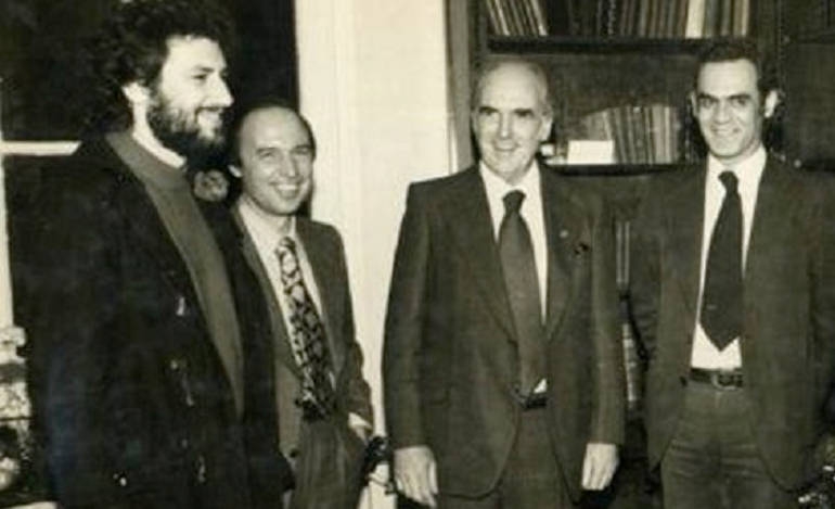 Ο Κώστας Λαλιώτης (αριστερά) με τον  Κώστας Σημίτη, τον Ανδρέα Παπανδρέου και τον Άκη Τσοχατζόπουλο σε φωτογραφία από τη δεκαετία του 1970