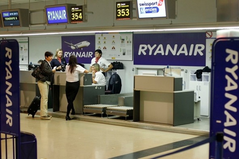 Ryanair: Τέλος η δωρεάν χειραποσκευή στην καμπίνα