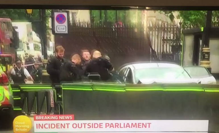 Μία σύλληψη και πολλοί τραυματίες μετά από επεισόδιο έξω από την βρετανική βουλή