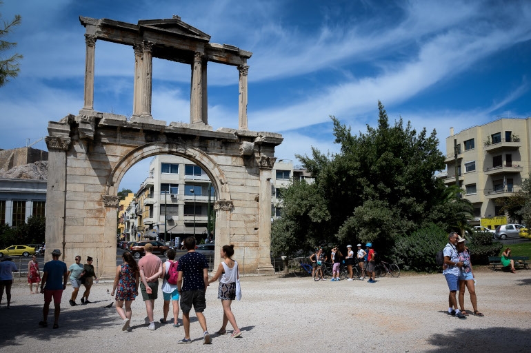 EY: Στα 10 δισ. ευρώ οι εκτιμώμενες απώλειες εισπράξεων για τον τουρισμό το 2020