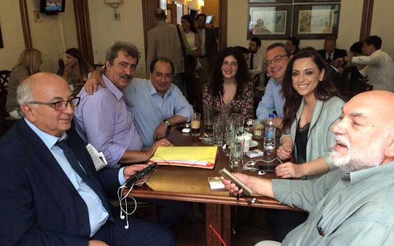Στο καφενείο της Βουλής για τσιγάρο ο Πολάκης παρέα με βουλευτές του ΣΥΡΙΖΑ