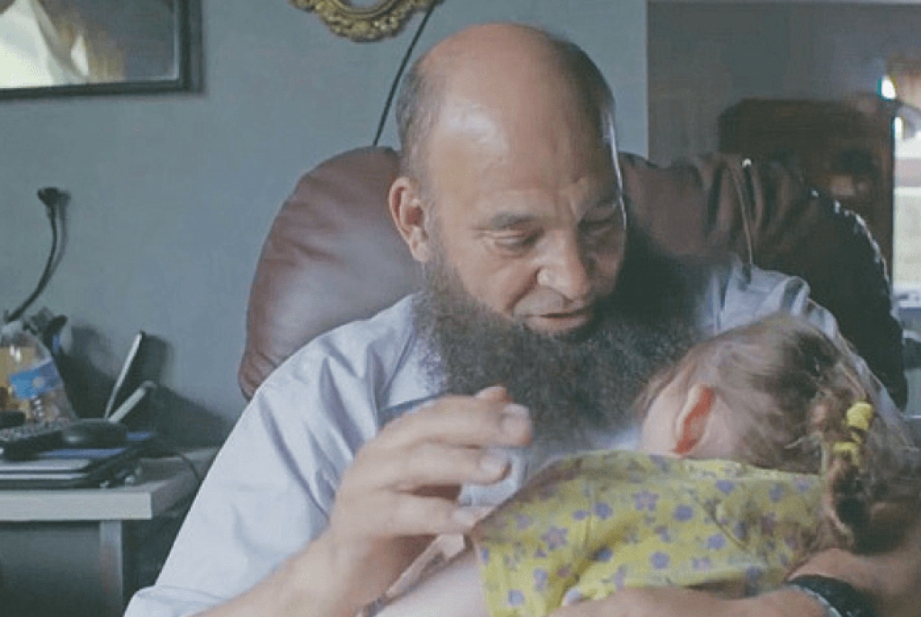 Αυτός ο άντρας υιοθετεί ετοιμαθάνατα παιδιά (video)