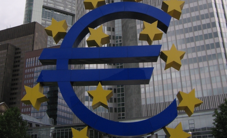 Το σήμα του ευρώ έξω από τα κεντρικά γραφεία της ΕΚΤ στη Φρανκφούρτη