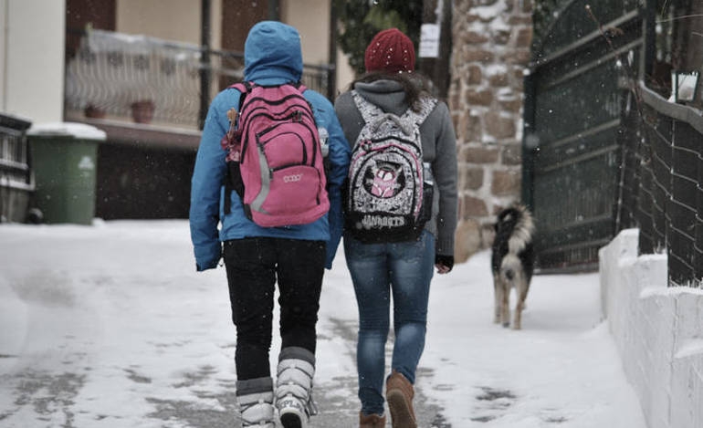 Το χιόνι έκλεισε πολλά σχολεία σε όλη την Ελλάδα
