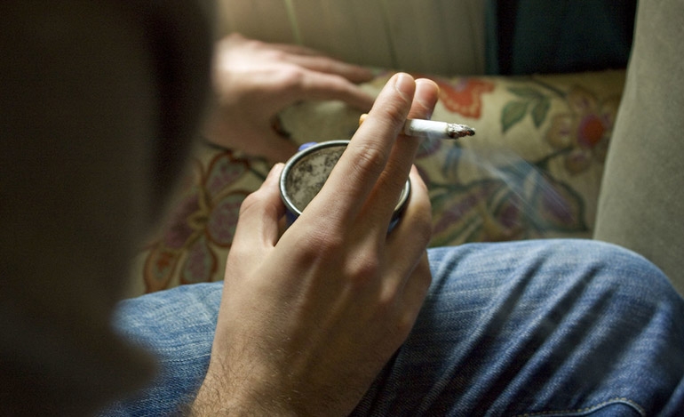 Τσιγάρο: κακή παρέα σε καιρό απομόνωσης