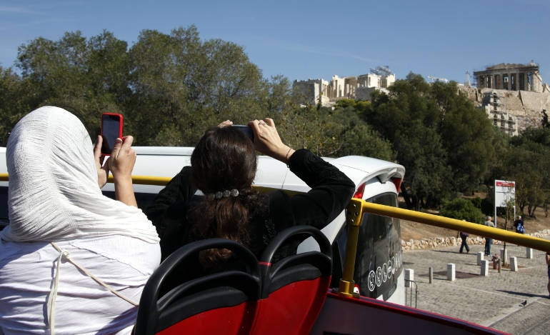 2011: Οι τουρίστες φωτογράφιζαν από μακριά την Ακρόπολη καθώς υπήρχε απεργία στους αρχαιολογικούς χώρους.