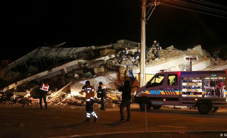 Στους 22 ήδη οι νεκροί και πάνω από 1000 τραυματίες από τον σεισμό στην Τουρκία