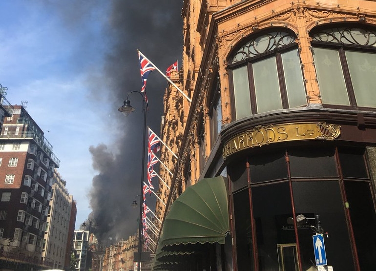 Μεγάλη φωτιά σε κεντρικό ξενοδοχείο του Λονδίνου