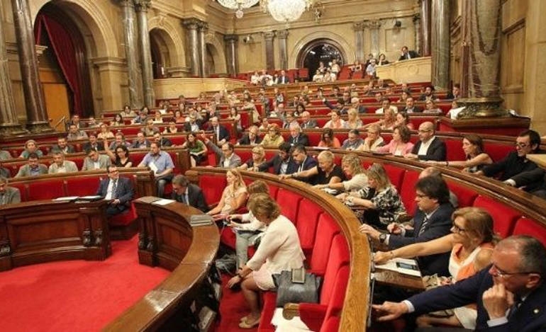 Στον αέρα η συνεδρίαση της «ανεξαρτησίας» στη βουλή της Καταλονίας