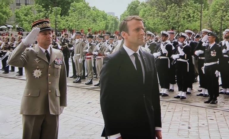 Ο Μακρόν ξεκινά τη σύγκρουση με το γαλλικό κατεστημένο από τον στρατό
