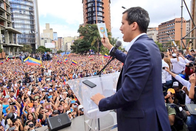 Βενεζουέλα: Οι ΗΠΑ αναγνωρίζουν ως «προσωρινό πρόεδρο τον ηγέτη της αντιπολίτευσης Χουάν Γκουαϊντό