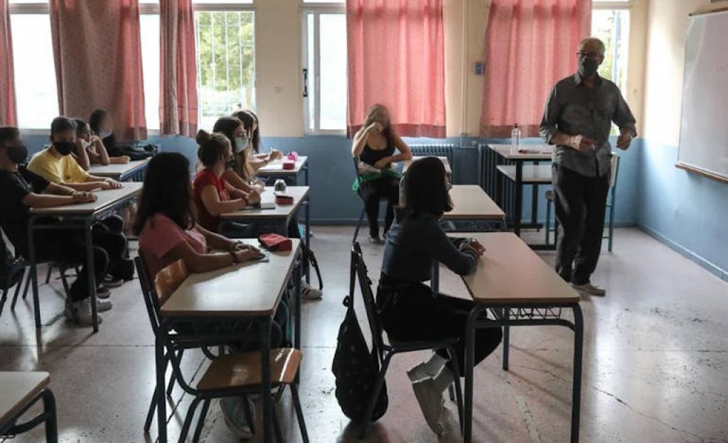 Αρνητικός ο ΣΥΡΙΖΑ, όροι από το ΚΙΝΑΛ, επιφυλάξεις από επιστήμονες εκτός επιτροπής για τα σχολεία