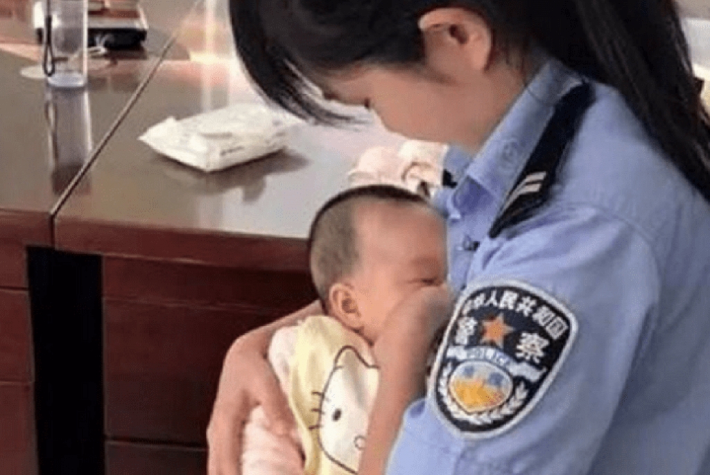 Αστυνομικός θήλασε το μωρό κατηγορούμενης