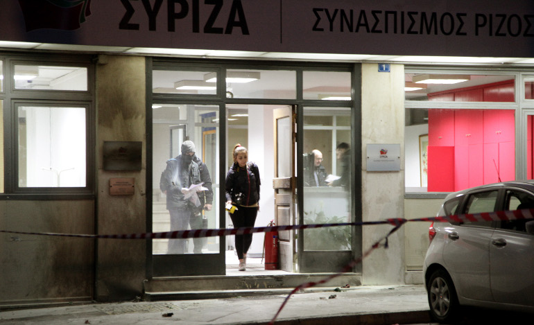 Επίθεση με μολότοφ στα κεντρικά γραφεία του ΣΥΡΙΖΑ