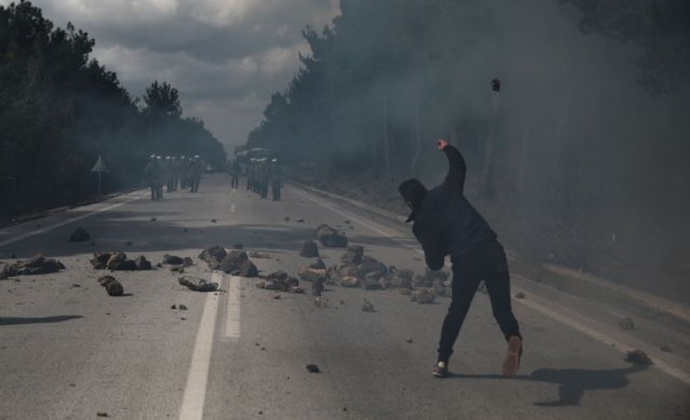 Προσπάθεια κατευνασμού σε Λέσβο και Χίο μετά τις δολοφονικές επιθέσεις κατά των ΜΑΤ - Επιμένει ο Μουτζούρης