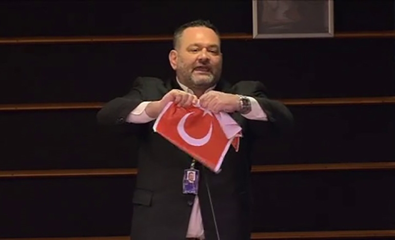 Το ΥΠΕΞ καταδικάζει το σχίσιμο της τουρκικής σημαίας από τον Γιάννη Λαγό