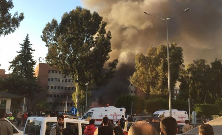 Επίθεση στο γραφείο του κυβερνήτη στα Άδανα με δύο νεκρούς και 16 τραυματίες