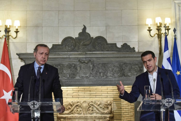 Ερντογάν: Ο Τσίπρας αθέτησε υπόσχεση για τους «8» - Μαξίμου: Η Ελλάδα έχει πρωθυπουργό, όχι Σουλτάνο