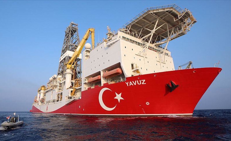 To τουρκικό πλωτό γεωτρύπανο Yavuz βρίσκεται στο νοτιοανατολικό άκρο του τεμαχίου 8