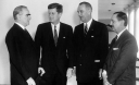 Η συνάντηση Κένεντι -Καραμανλή στις 20 Απριλίου 1961 στην Κιονοστοιχεία της Δεξιάς Πτέρυγας του Λευκού Οίκου, παρουσία του αντιπροέδρου Τζόνσον και του Υπ, Εξ. Ευάγγελου Αβέρωφ 