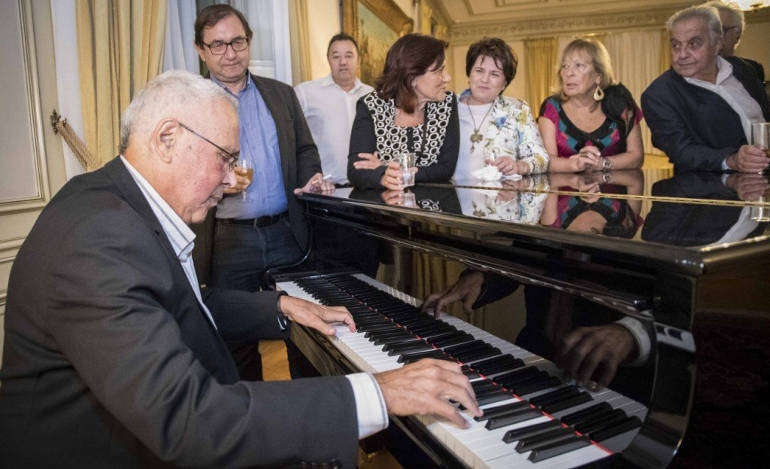 Ο κ.Ζουράρις παίζει πιάνο στη καλοκαιρινή δεξίωση του πρωθυπουργού προς τους βουλευτές του ΣΥΡΙΖΑ στο Μέγαρο Μαξίμου 
