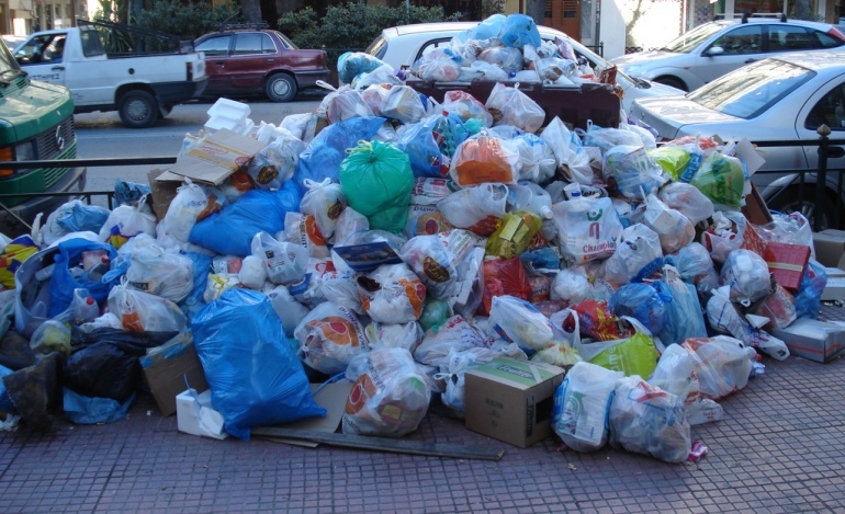 Απεργία ΠΟΕ-ΟΤΑ: Ένταση στο ΥΠΕΣ - «Βουνά» σκουπιδιών στην Αθήνα (Video)