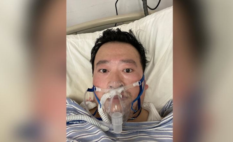 Ο θάνατος του «ήρωα» γιατρού Λι Ουενλιάγκ προκάλεσε οργή στους Κινέζους πολίτες