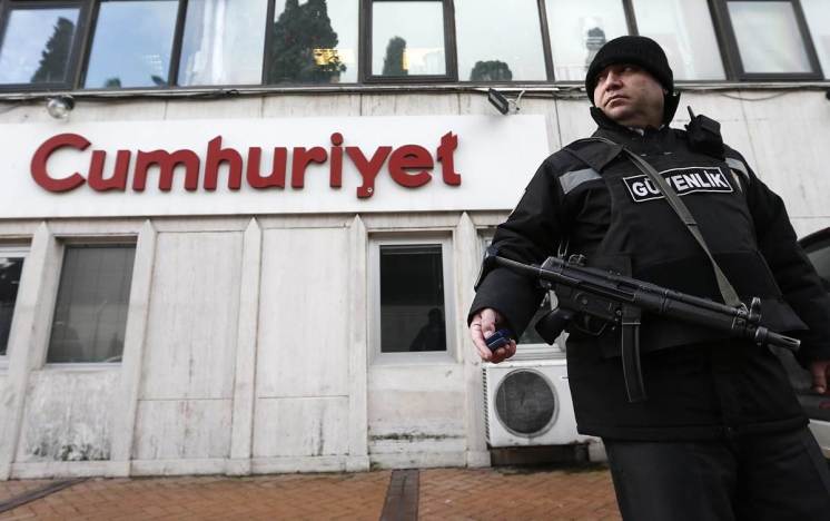Συνεχίζεται το πογκρόμ κατά των ΜΜΕ στην Τουρκία: Στο στόχαστρο η Τζουμχουριέτ!