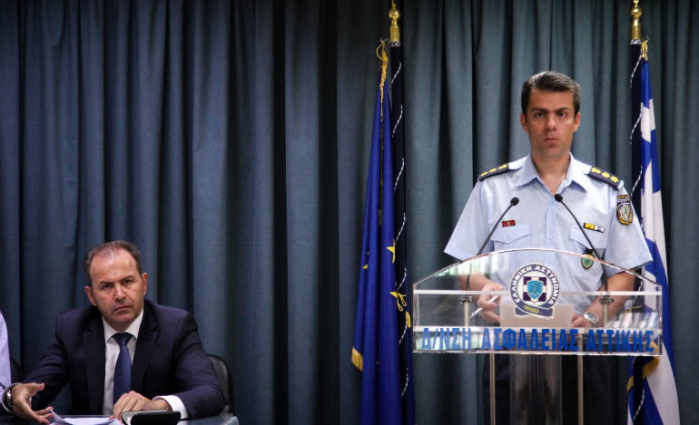 Ο Υποδιευθυντής της Διεύθυνσης Ασφάλειας Αττικής, Ταξίαρχος Αθ. Κοκκαλάκης και ο Εκπρόσωπος Τύπου της ΕΛΑΣ, Αστυνομικός Υποδιευθυντής Θ.Χρονόπουλος, παρουσιάζουν την εξιχνίαση της υπόθεσης του θανάτου του 25χρονου Ν.Μουστάκα στην περιοχή του Φιλοπάππου,