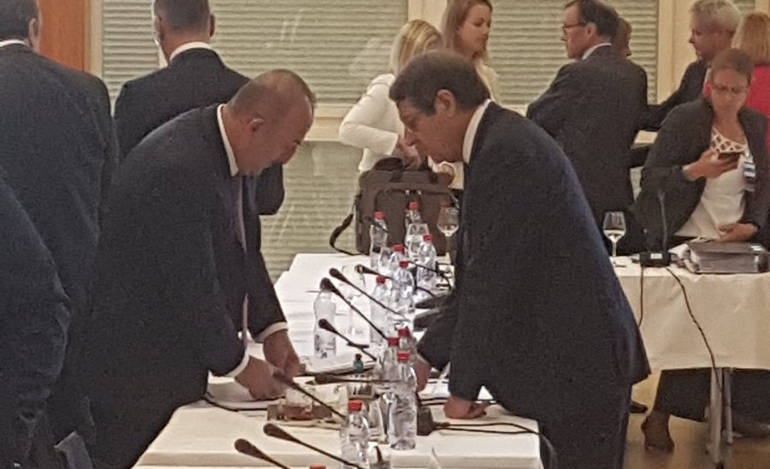 Ο πρόεδρος Ααναστσιάδης συνομιλεί με τον Τούρκο Υπουργό Εξωτερικών, Μεβλουτ Τσαβούσογλου κατά τη λήξη της πρώτης συνεδρίασης