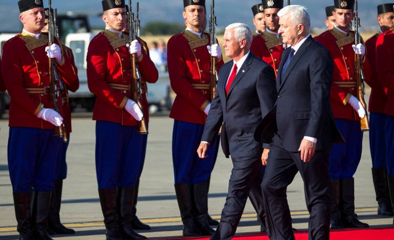 Ο αντιπρόεδρος των ΗΠΑ, Μάικ Πενς επιθεωρεί άγημα του στρατού του Μαυροβουνίου μαζί με τον πρωθυπουργό της χώρας, Ντούσκο Μάρκοβιτς