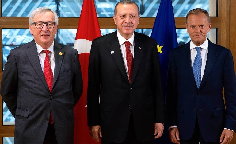 Ο πρόεδρος της Τουρκίας, Ρετζεπ Ταγιπ Ερντογάν εν μέσω των προέδρων της Επιτροπής, Ζαν Κλοντ Γιούνκερ και του Συμβουλίοιυ, Ντόναλντ Τουσκ, στην προηγούμενη σύνοδο κορυφής ΕΕ-Τουρκίας 