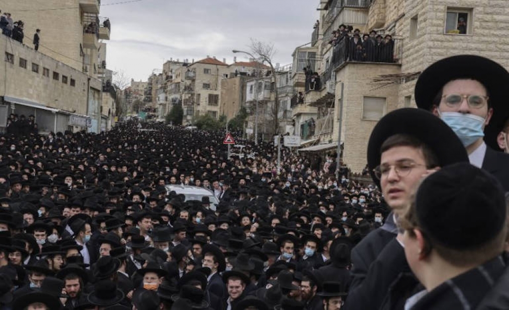 Η προσέλευση στις κηδείες των ραβίνων προκαλεί παράταση του lockdown στο Ισραήλ