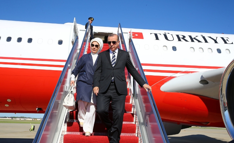Με αντιευρωπαϊκή ρητορεία πετάει ο Ερντογάν να συναντήσει τον Τραμπ