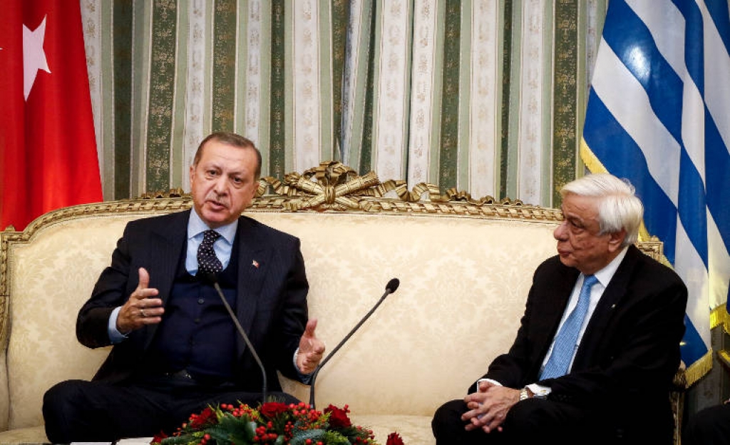 Η Τουρκία κατηγορεί τον Παυλόπουλο ότι ανοίγει θέμα συνόρων και ζητά συλλήψεις για το κάψιμο της σημαίας
