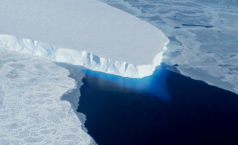 Το τμήμα του παγετώνα που επιπλέει στο νερό θερμαίνεται από θαλάσσια ρεύματα