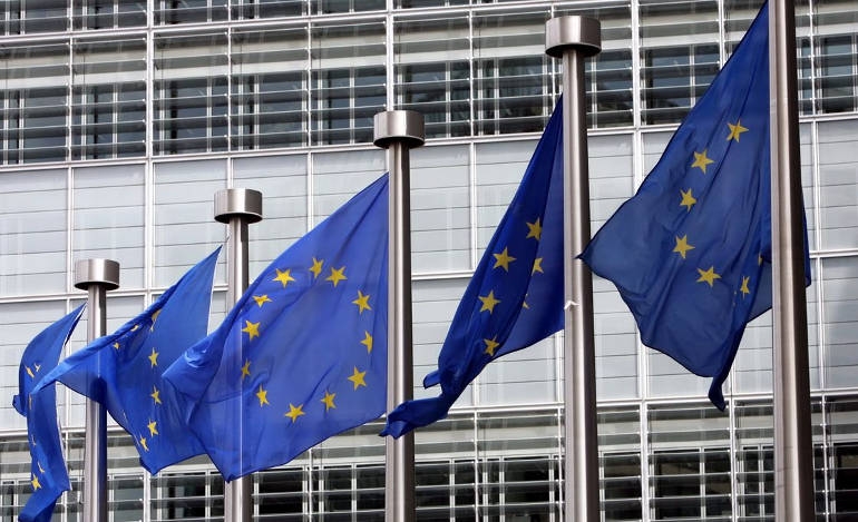 Βελτιώνει τις εκτιμήσεις της για την ελληνική οικονομία η Ευρωπαϊκή Επιτροπή