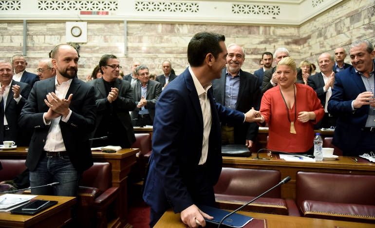 Ο πρωθυπουργός χαιρετά τους βουλευτές του σε συνεδρίαση της κοινοβουλευτικής ομάδας του ΣΥΡΙΖΑ
